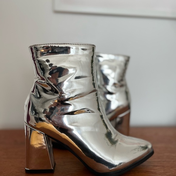 PUBLIC DESIRE Silver Mirror Boots Size 39/8.5, Excellent Condition - Picture 9 of 9